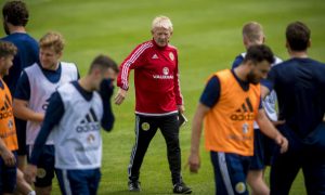 Strachan urges Scots to 'dig in' for Auld Enemy clash