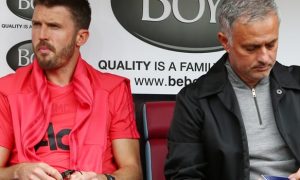 Michael-Carrick-and-Jose-Mourinho-Manchester-United-min