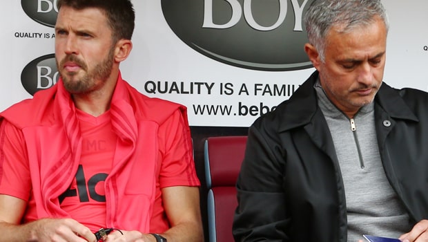 Michael-Carrick-and-Jose-Mourinho-Manchester-United-min