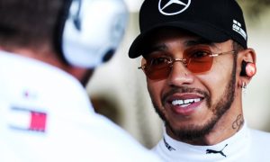 Lewis-Hamilton-Formula-1-Mercedes-star-min